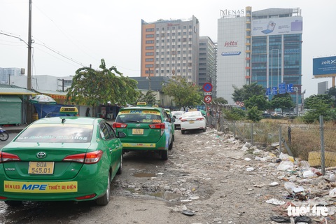 Mở bãi tạm cho taxi đậu miễn phí ở sân bay Tân Sơn Nhất - Ảnh 3. Mở bãi tạm cho taxi đậu miễn phí ở sân bay Tân Sơn Nhất - Ảnh 3.