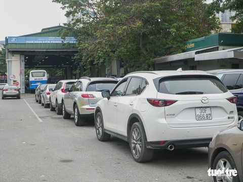 Đến lượt ô tô ở Hà Nội xếp hàng dài chờ đăng kiểm - Ảnh 1. Đến lượt ô tô ở Hà Nội xếp hàng dài chờ đăng kiểm - Ảnh 1.