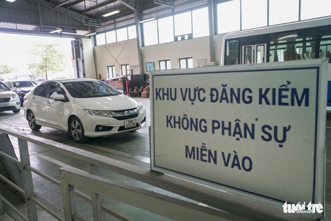 Đến lượt ô tô ở Hà Nội xếp hàng dài chờ đăng kiểm - Ảnh 6. Đến lượt ô tô ở Hà Nội xếp hàng dài chờ đăng kiểm - Ảnh 6.