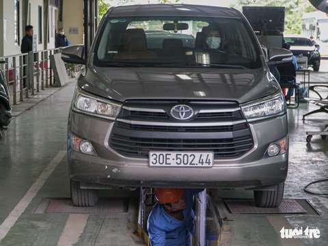 Đến lượt ô tô ở Hà Nội xếp hàng dài chờ đăng kiểm - Ảnh 7. Đến lượt ô tô ở Hà Nội xếp hàng dài chờ đăng kiểm - Ảnh 7.