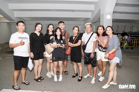 Cổ động viên Việt Nam đổ đến sân Jalan Besar - Ảnh 4. Cổ động viên Việt Nam đổ đến sân Jalan Besar - Ảnh 4.