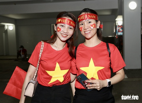 Cổ động viên Việt Nam đổ đến sân Jalan Besar - Ảnh 6. Cổ động viên Việt Nam đổ đến sân Jalan Besar - Ảnh 6.