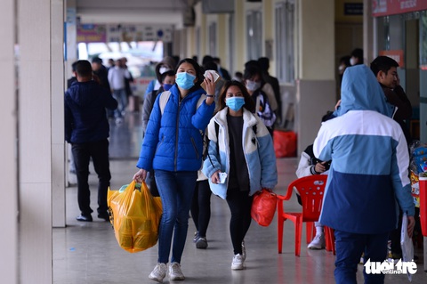 Hà Nội trước Tết dương lịch: Cửa ngõ ùn tắc kéo dài, ngồi chờ hàng giờ trên xe - Ảnh 4. Hà Nội trước Tết dương lịch: Cửa ngõ ùn tắc kéo dài, ngồi chờ hàng giờ trên xe - Ảnh 4.