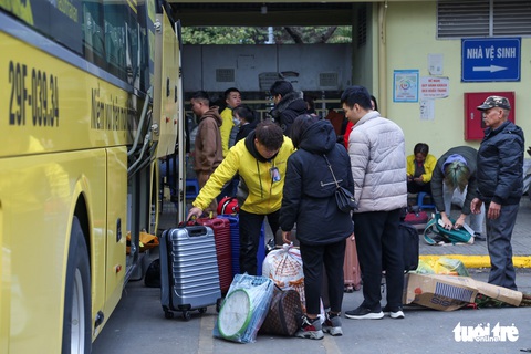 Hà Nội trước Tết dương lịch: Cửa ngõ ùn tắc kéo dài, ngồi chờ hàng giờ trên xe - Ảnh 6. Hà Nội trước Tết dương lịch: Cửa ngõ ùn tắc kéo dài, ngồi chờ hàng giờ trên xe - Ảnh 6.