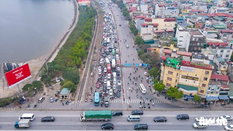 Hà Nội trước Tết dương lịch: Cửa ngõ ùn tắc kéo dài, ngồi chờ hàng giờ trên xe - Ảnh 5. Hà Nội trước Tết dương lịch: Cửa ngõ ùn tắc kéo dài, ngồi chờ hàng giờ trên xe - Ảnh 5.
