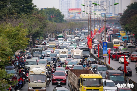 Hà Nội trước Tết dương lịch: Cửa ngõ ùn tắc kéo dài, ngồi chờ hàng giờ trên xe - Ảnh 1. Hà Nội trước Tết dương lịch: Cửa ngõ ùn tắc kéo dài, ngồi chờ hàng giờ trên xe - Ảnh 1.