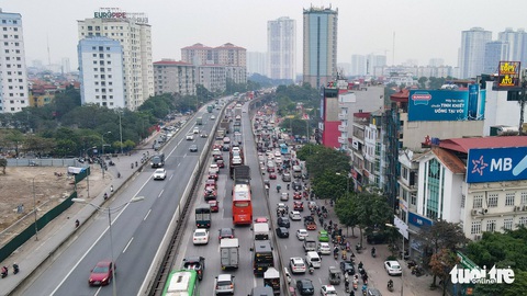 Hà Nội trước Tết dương lịch: Cửa ngõ ùn tắc kéo dài, ngồi chờ hàng giờ trên xe - Ảnh 2. Hà Nội trước Tết dương lịch: Cửa ngõ ùn tắc kéo dài, ngồi chờ hàng giờ trên xe - Ảnh 2.