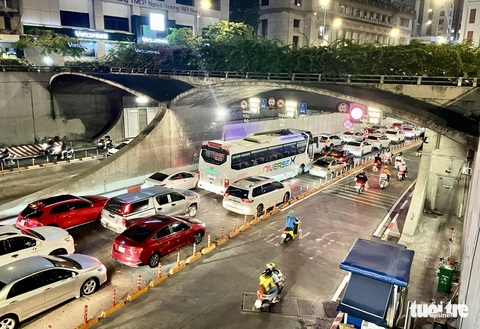 Ba xe hơi đụng nhau, hầm Thủ Thiêm kẹt ‘cứng ngắc’ - Ảnh 2. Ba xe hơi đụng nhau, hầm Thủ Thiêm kẹt ‘cứng ngắc’ - Ảnh 2.
