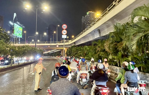 Ba xe hơi đụng nhau, hầm Thủ Thiêm kẹt ‘cứng ngắc’ - Ảnh 3. Ba xe hơi đụng nhau, hầm Thủ Thiêm kẹt ‘cứng ngắc’ - Ảnh 3.