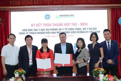 Herbalife Việt Nam trao học bổng cho Viện Đào Tạo Y Học Dự Phòng và Y Tế Công Cộng - Ảnh 1. Herbalife Việt Nam trao học bổng cho Viện Đào Tạo Y Học Dự Phòng và Y Tế Công Cộng - Ảnh 1.