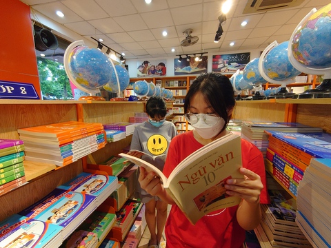 Nhà xuất bản Giáo Dục ‘lạm dụng độc quyền sách giáo khoa’, giá sách cao bất hợp lý - Ảnh 1. Nhà xuất bản Giáo Dục ‘lạm dụng độc quyền sách giáo khoa’, giá sách cao bất hợp lý - Ảnh 1.