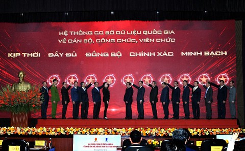 Cán bộ, công chức, viên chức lên hệ thống cơ sở dữ liệu quốc gia - Ảnh 1. Cán bộ, công chức, viên chức lên hệ thống cơ sở dữ liệu quốc gia - Ảnh 1.