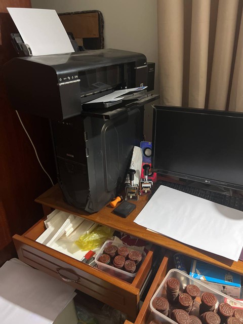 Phá đường dây làm giả căn cước công dân, bằng cấp... thu lợi 30 tỉ đồng - Ảnh 3. Phá đường dây làm giả căn cước công dân, bằng cấp... thu lợi 30 tỉ đồng - Ảnh 3.