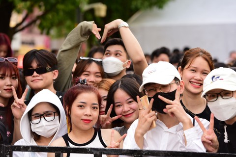 Fan CL xí chỗ từ trưa trên phố đi bộ Nguyễn Huệ để đón giao thừa 2022 - Ảnh 1. Fan CL xí chỗ từ trưa trên phố đi bộ Nguyễn Huệ để đón giao thừa 2022 - Ảnh 1.