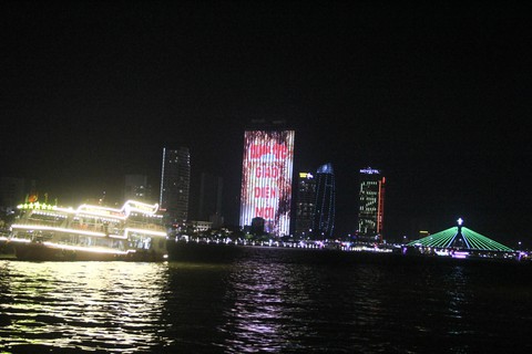 Logo Tuổi Trẻ Online giao diện mới xuất hiện trên màn hình Landmark 81 và M Landmark - Ảnh 5. Logo Tuổi Trẻ Online giao diện mới xuất hiện trên màn hình Landmark 81 và M Landmark - Ảnh 5.