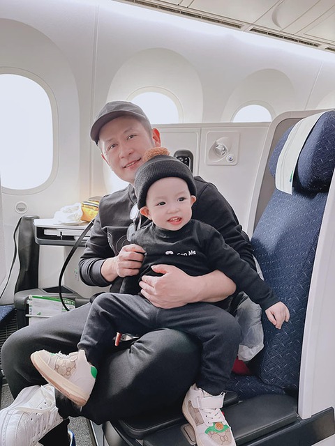 Ảnh vui sao Việt 31-12: Con trai Lý Hải viết đơn xin từ chức lấy sữa - Ảnh 2. Ảnh vui sao Việt 31-12: Con trai Lý Hải viết đơn xin từ chức lấy sữa - Ảnh 2.