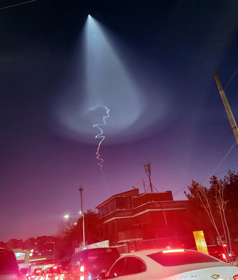 UFO gây hoang mang trên bầu trời Hàn Quốc hóa ra là tên lửa - Ảnh 2. UFO gây hoang mang trên bầu trời Hàn Quốc hóa ra là tên lửa - Ảnh 2.