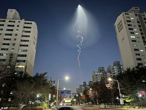 UFO gây hoang mang trên bầu trời Hàn Quốc hóa ra là tên lửa - Ảnh 1. UFO gây hoang mang trên bầu trời Hàn Quốc hóa ra là tên lửa - Ảnh 1.