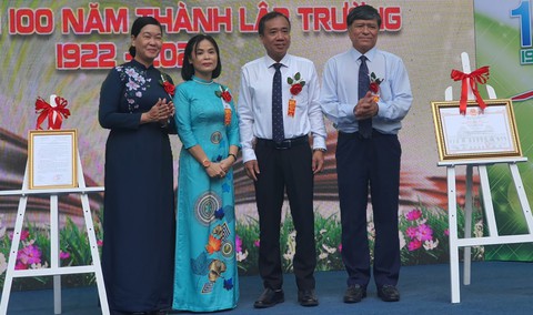 Nguyên Phó chủ tịch nước Trương Mỹ Hoa về trường cũ kể chuyện vừa học vừa làm cách mạng - Ảnh 5. Nguyên Phó chủ tịch nước Trương Mỹ Hoa về trường cũ kể chuyện vừa học vừa làm cách mạng - Ảnh 5.