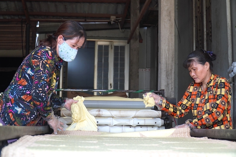 Làng nghề bánh tráng Mỹ Lồng, bánh phồng Sơn Đốc tất bật ngày giáp Tết - Ảnh 2. Làng nghề bánh tráng Mỹ Lồng, bánh phồng Sơn Đốc tất bật ngày giáp Tết - Ảnh 2.