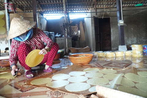 Làng nghề bánh tráng Mỹ Lồng, bánh phồng Sơn Đốc tất bật ngày giáp Tết - Ảnh 4. Làng nghề bánh tráng Mỹ Lồng, bánh phồng Sơn Đốc tất bật ngày giáp Tết - Ảnh 4.