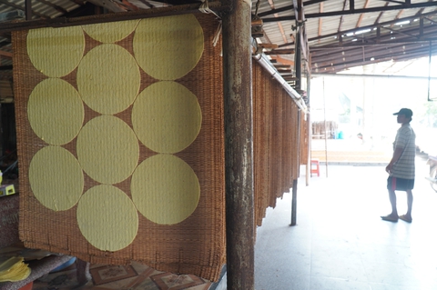 Làng nghề bánh tráng Mỹ Lồng, bánh phồng Sơn Đốc tất bật ngày giáp Tết - Ảnh 1. Làng nghề bánh tráng Mỹ Lồng, bánh phồng Sơn Đốc tất bật ngày giáp Tết - Ảnh 1.