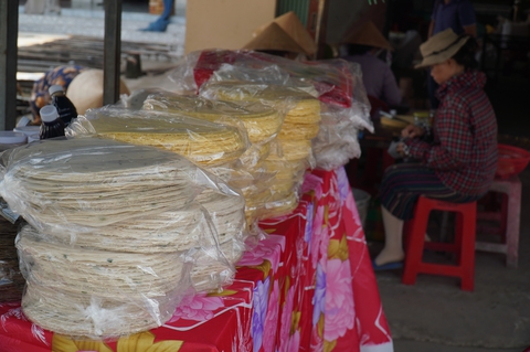 Làng nghề bánh tráng Mỹ Lồng, bánh phồng Sơn Đốc tất bật ngày giáp Tết - Ảnh 7. Làng nghề bánh tráng Mỹ Lồng, bánh phồng Sơn Đốc tất bật ngày giáp Tết - Ảnh 7.