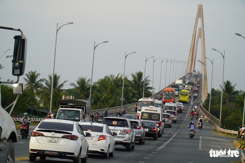 Kẹt xe điểm cầu Rạch Miễu từ sáng đến chiều trong ngày cuối năm - Ảnh 6. Kẹt xe điểm cầu Rạch Miễu từ sáng đến chiều trong ngày cuối năm - Ảnh 6.