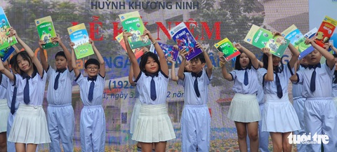 Nguyên Phó chủ tịch nước Trương Mỹ Hoa về trường cũ kể chuyện vừa học vừa làm cách mạng - Ảnh 2. Nguyên Phó chủ tịch nước Trương Mỹ Hoa về trường cũ kể chuyện vừa học vừa làm cách mạng - Ảnh 2.
