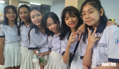 Nguyên Phó chủ tịch nước Trương Mỹ Hoa về trường cũ kể chuyện vừa học vừa làm cách mạng - Ảnh 4. Nguyên Phó chủ tịch nước Trương Mỹ Hoa về trường cũ kể chuyện vừa học vừa làm cách mạng - Ảnh 4.