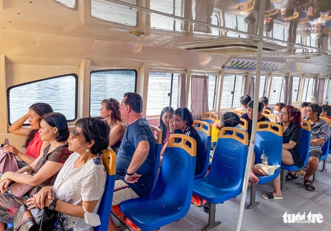 Ngày cuối năm 2022, buýt sông tham quan TP.HCM đắt khách - Ảnh 2. Ngày cuối năm 2022, buýt sông tham quan TP.HCM đắt khách - Ảnh 2.