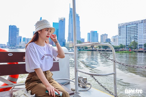 Ngày cuối năm 2022, buýt sông tham quan TP.HCM đắt khách - Ảnh 1. Ngày cuối năm 2022, buýt sông tham quan TP.HCM đắt khách - Ảnh 1.