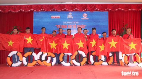 Tặng học bổng cho học sinh, sinh viên khó khăn và cờ Tổ quốc cho ngư dân Ninh Thuận dịp cuối năm - Ảnh 1. Tặng học bổng cho học sinh, sinh viên khó khăn và cờ Tổ quốc cho ngư dân Ninh Thuận dịp cuối năm - Ảnh 1.