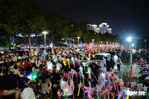 Rộn ràng pháo hoa chào đón năm mới 2023 - Ảnh 28. Rộn ràng pháo hoa chào đón năm mới 2023 - Ảnh 28.