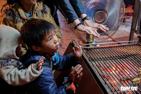 Trẻ em Sa Pa vẫn bị đẩy ra đường bán hàng trong mưa rét - Ảnh 9. Trẻ em Sa Pa vẫn bị đẩy ra đường bán hàng trong mưa rét - Ảnh 9.