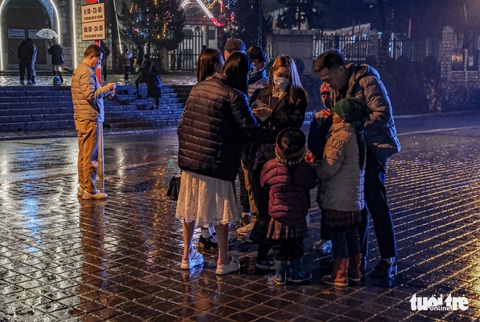 Trẻ em Sa Pa vẫn bị đẩy ra đường bán hàng trong mưa rét - Ảnh 7. Trẻ em Sa Pa vẫn bị đẩy ra đường bán hàng trong mưa rét - Ảnh 7.