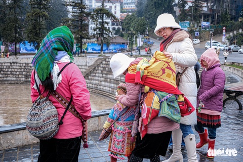 Trẻ em Sa Pa vẫn bị đẩy ra đường bán hàng trong mưa rét - Ảnh 2. Trẻ em Sa Pa vẫn bị đẩy ra đường bán hàng trong mưa rét - Ảnh 2.