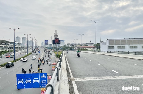 Cầu vượt Nguyễn Hữu Cảnh mở cửa cho xe máy đi qua, vẫn cấm ô tô - Ảnh 2. Cầu vượt Nguyễn Hữu Cảnh mở cửa cho xe máy đi qua, vẫn cấm ô tô - Ảnh 2.