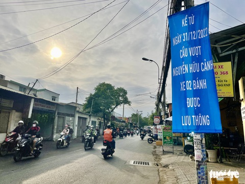 Cầu vượt Nguyễn Hữu Cảnh mở cửa cho xe máy đi qua, vẫn cấm ô tô - Ảnh 5. Cầu vượt Nguyễn Hữu Cảnh mở cửa cho xe máy đi qua, vẫn cấm ô tô - Ảnh 5.