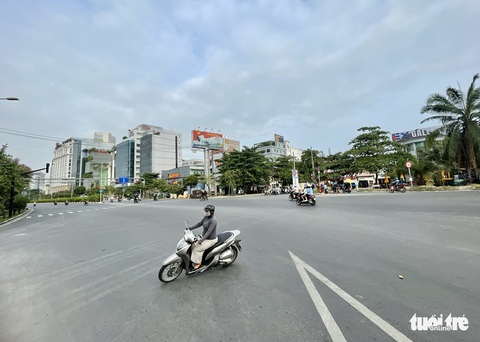 Cầu vượt Nguyễn Hữu Cảnh mở cửa cho xe máy đi qua, vẫn cấm ô tô - Ảnh 3. Cầu vượt Nguyễn Hữu Cảnh mở cửa cho xe máy đi qua, vẫn cấm ô tô - Ảnh 3.