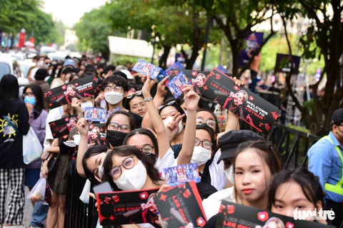 Rộn ràng pháo hoa chào đón năm mới 2023 - Ảnh 33. Rộn ràng pháo hoa chào đón năm mới 2023 - Ảnh 33.