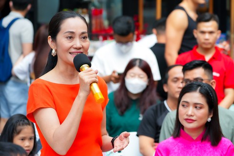 Ra mắt giai phẩm Tuổi Trẻ Xuân Quý Mão: Nghệ sĩ Kim Cương rưng rưng nhớ mẹ ngày xuân - Ảnh 5. Ra mắt giai phẩm Tuổi Trẻ Xuân Quý Mão: Nghệ sĩ Kim Cương rưng rưng nhớ mẹ ngày xuân - Ảnh 5.