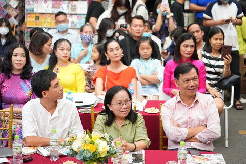 Ra mắt giai phẩm Tuổi Trẻ Xuân Quý Mão: Nghệ sĩ Kim Cương rưng rưng nhớ mẹ ngày xuân - Ảnh 10. Ra mắt giai phẩm Tuổi Trẻ Xuân Quý Mão: Nghệ sĩ Kim Cương rưng rưng nhớ mẹ ngày xuân - Ảnh 10.