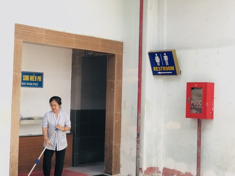 Sau phản ánh của Tuổi Trẻ, nhà vệ sinh tại ga Sài Gòn đã sạch đẹp hơn trước - Ảnh 3. Sau phản ánh của Tuổi Trẻ, nhà vệ sinh tại ga Sài Gòn đã sạch đẹp hơn trước - Ảnh 3.