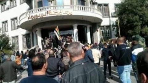 Người biểu tình Syria tấn công văn phòng thống đốc một thành phố phía nam - Ảnh 1. Người biểu tình Syria tấn công văn phòng thống đốc một thành phố phía nam - Ảnh 1.