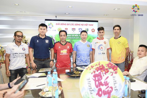 Sôi động màn so tài bóng đá giữa các dòng họ Việt Nam - Ảnh 1. Sôi động màn so tài bóng đá giữa các dòng họ Việt Nam - Ảnh 1.