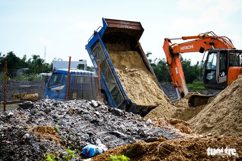 Ngang nhiên trộm cát rầm rộ giữa trung tâm Đà Nẵng - Ảnh 2. Ngang nhiên trộm cát rầm rộ giữa trung tâm Đà Nẵng - Ảnh 2.