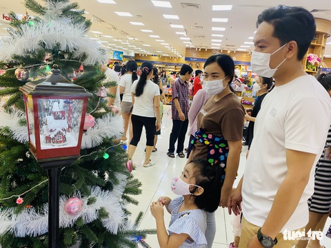 Sài Gòn lúc này, đâu đâu cũng thấy hàng Noel - Ảnh 7. Sài Gòn lúc này, đâu đâu cũng thấy hàng Noel - Ảnh 7.