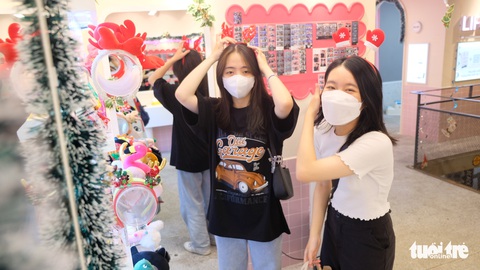 Sài Gòn lúc này, đâu đâu cũng thấy hàng Noel - Ảnh 1. Sài Gòn lúc này, đâu đâu cũng thấy hàng Noel - Ảnh 1.