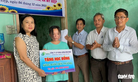 Cô tân sinh viên nghèo thủ khoa được tặng học bổng hơn 110 triệu đồng - Ảnh 1. Cô tân sinh viên nghèo thủ khoa được tặng học bổng hơn 110 triệu đồng - Ảnh 1.